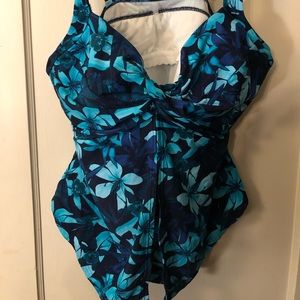 NWT Women's V-neck Tankini Swimsuit Top